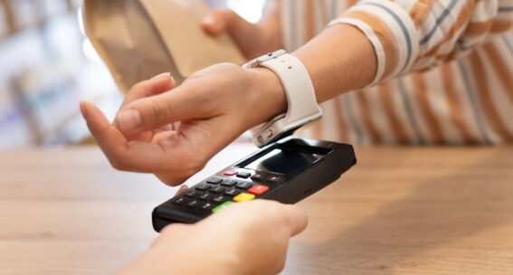 Pagamenti digitali, l’Italia accelera: 8 esercenti su 10 accettano transazioni cashless